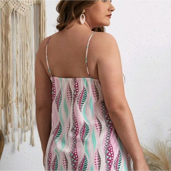 🎉HP🎉Plus Keyhole Front Geo Print - Picture 2 of 7